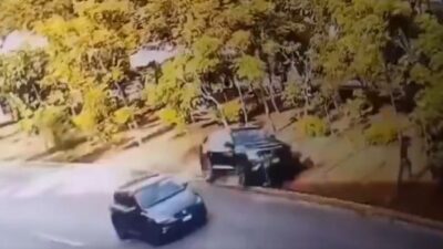 VIDEO: Ángel esperaba cruzar la avenida cuando una camioneta se subió al camellón