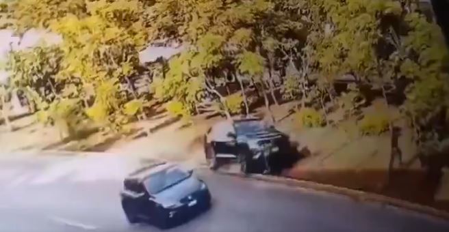 VIDEO: Ángel esperaba cruzar la avenida cuando una camioneta se subió al camellón