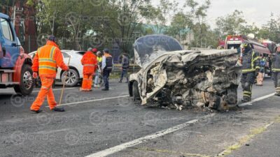TERRIBLE. Dos personas viajaban en un BYD, chocaron y murieron calcinadas