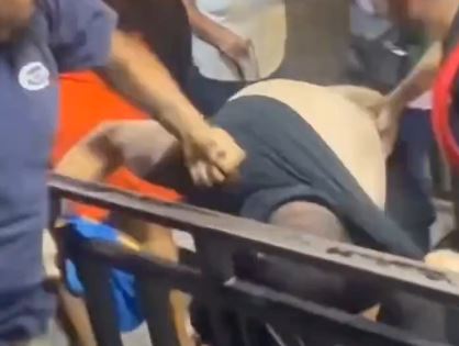 VIDEO: Sujeto se mete a la fila para cruzar la garita y recibe tremenda golpiza