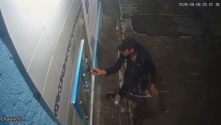 VIDEO: Ratero con herramienta rompe máquina expendedora de agua y roba unas monedas