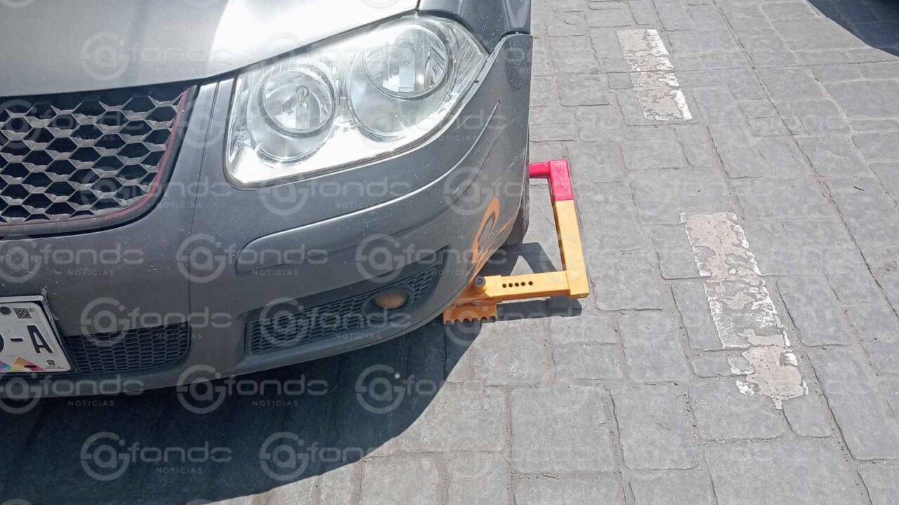 ABUSO. Empleados municipales colocan ‘arañas’ a autos en cuanto el conductor se baja