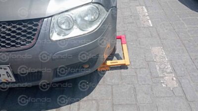 ABUSO. Empleados municipales colocan ‘arañas’ a autos en cuanto el conductor se baja