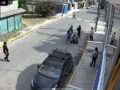 VIDEO. Familia violenta agrede a una señora mayor que llevaba a un bebé