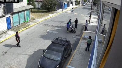 VIDEO. Familia violenta agrede a una señora mayor que llevaba a un bebé