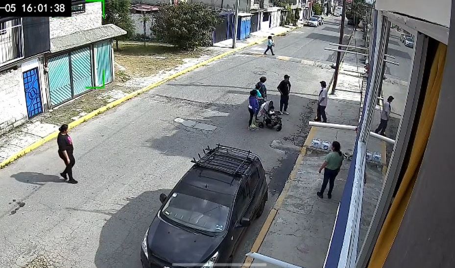 VIDEO. Familia violenta agrede a una señora mayor que llevaba a un bebé
