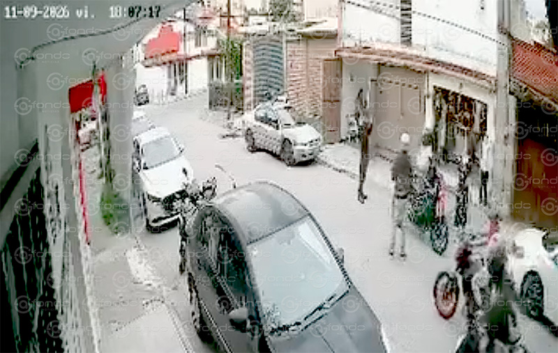 VIDEO. Sujetos con armas de fuego despojan a un joven de su motocicleta en Atizapán