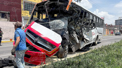 KARMA. Autobús se estrella por ir ‘echando carreritas’; chofer queda grave