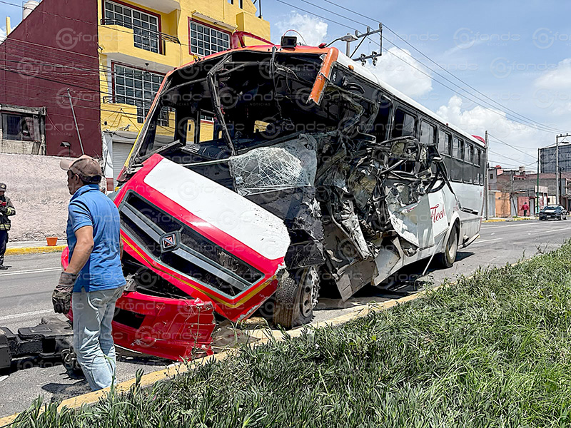 KARMA. Autobús se estrella por ir ‘echando carreritas’; chofer queda grave