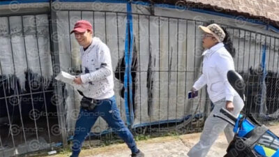 VIDEO. ‘Lady Patadas’ insulta y patea a joven repartidor por aplicación para exigir que le entregara su paquete