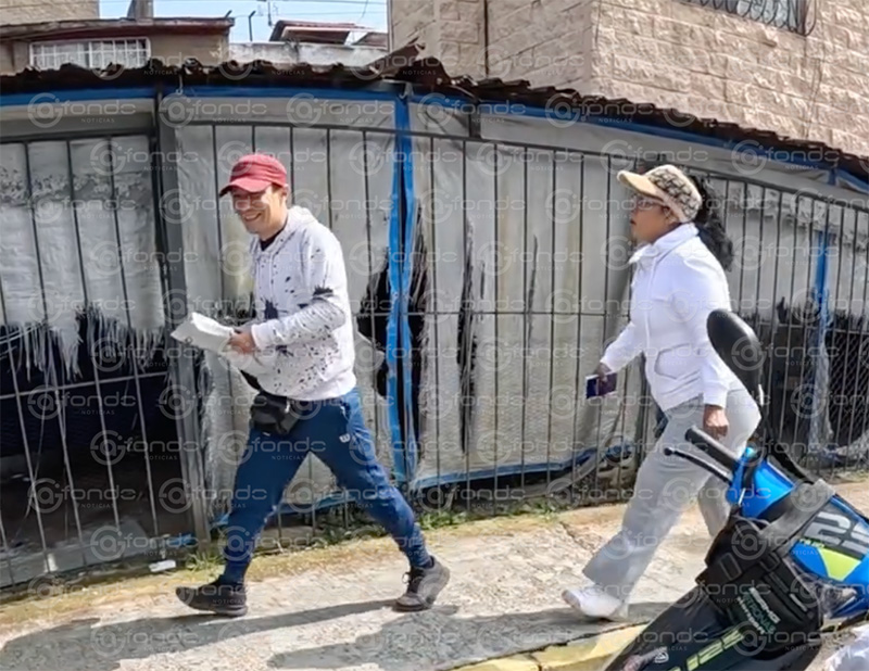 VIDEO. ‘Lady Patadas’ insulta y patea a joven repartidor por aplicación para exigir que le entregara su paquete