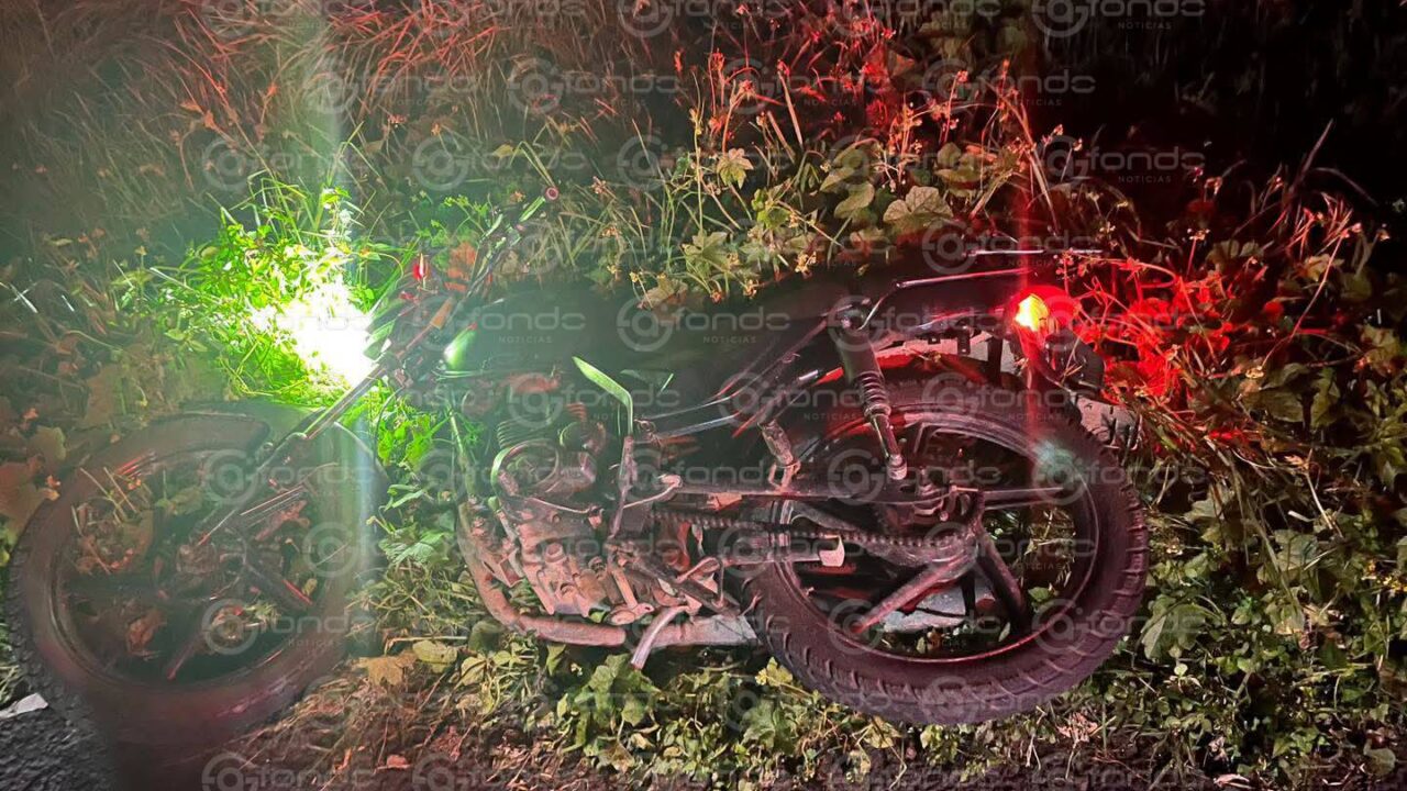 TRAGEDIA: Motociclista sin casco pierde el control y termina muerto en la calle