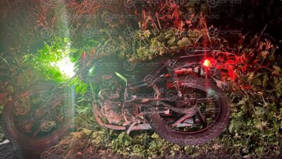 TRAGEDIA: Motociclista sin casco pierde el control y termina muerto en la calle