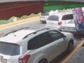 VIDEO: Conductor borracho arrolla a un mecánico con su camioneta y se da a la fuga