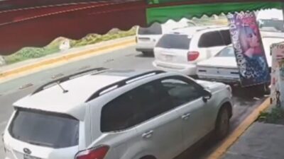 VIDEO: Conductor borracho arrolla a un mecánico con su camioneta y se da a la fuga