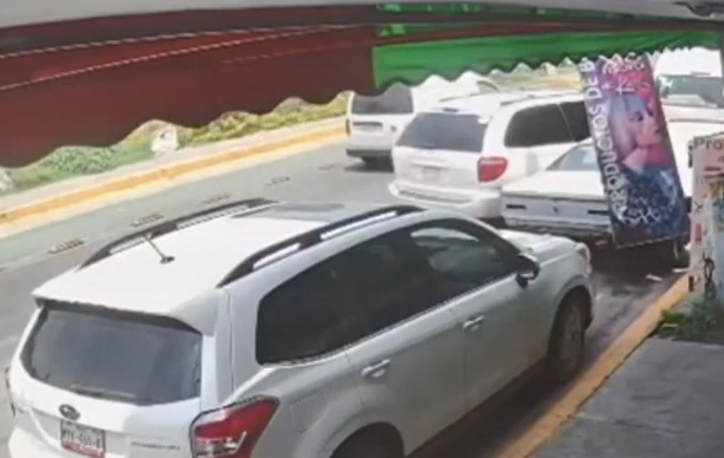 VIDEO: Conductor borracho arrolla a un mecánico con su camioneta y se da a la fuga