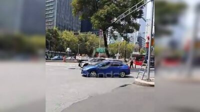 URGENTE: Abuelo caminaba solo frente al Metrobús cuando cayó y ya no despertó