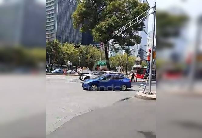 URGENTE: Abuelo caminaba solo frente al Metrobús cuando cayó y ya no despertó