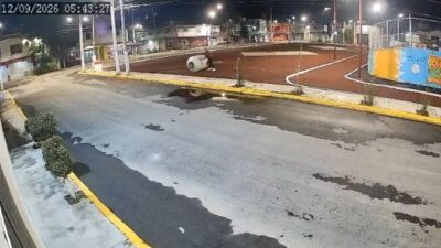 VIDEO: Solo en Edomex; sujeto roba un tinaco y se lo lleva rodando por las calles