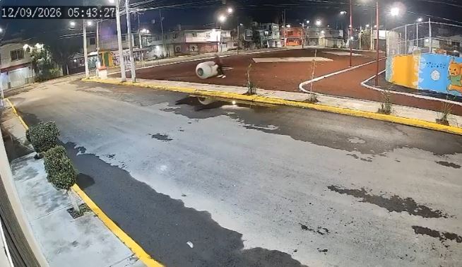 VIDEO: Solo en Edomex; sujeto roba un tinaco y se lo lleva rodando por las calles