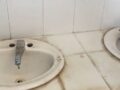 VIDEO: Jovencito publica video sobre los pésimos baños de su escuela y lo expulsan