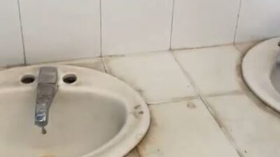 VIDEO: Jovencito publica video sobre los pésimos baños de su escuela y lo expulsan