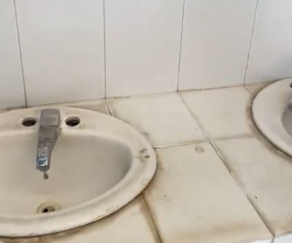 VIDEO: Jovencito publica video sobre los pésimos baños de su escuela y lo expulsan