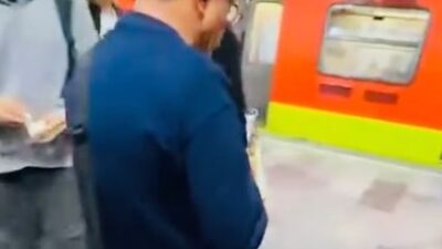 VIDEO: ‘¿Eso para qué?’; acosador le enseña su número celular a un joven en el Metro