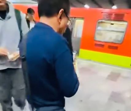 VIDEO: ‘¿Eso para qué?’; acosador le enseña su número celular a un joven en el Metro