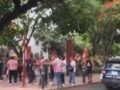 VIDEO: ‘Chivahermanos’ pelean, uno cayó al asfalto y fue arrollado por un auto