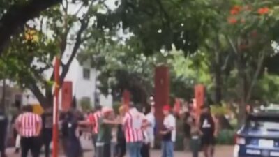 VIDEO: ‘Chivahermanos’ pelean, uno cayó al asfalto y fue arrollado por un auto