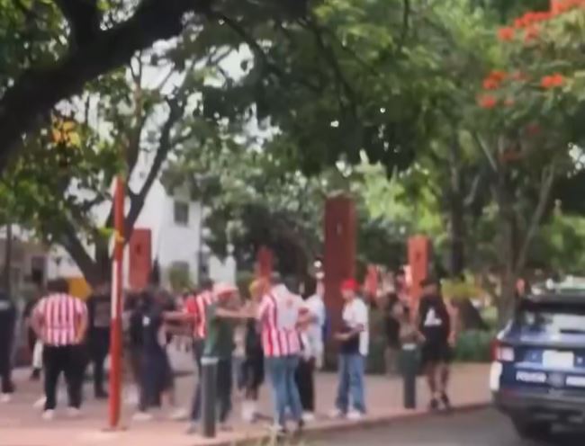 VIDEO: ‘Chivahermanos’ pelean, uno cayó al asfalto y fue arrollado por un auto
