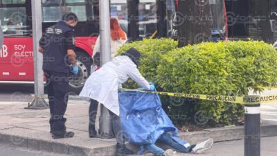 INESPERADO. Un señor tenía 75 años de edad y hoy murió al caminar sobre Reforma