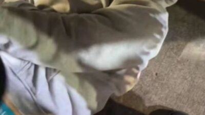 VIDEO: ‘¡Rómpele un dedo!’; ratero llora mientras recibe una lección de vecinos