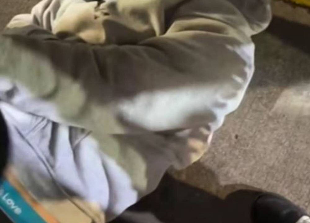 VIDEO: ‘¡Rómpele un dedo!’; ratero llora mientras recibe una lección de vecinos