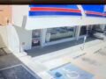 VIDEO: Conductor de 93 años pierde el control, arrolla a una mujer y termina en una farmacia