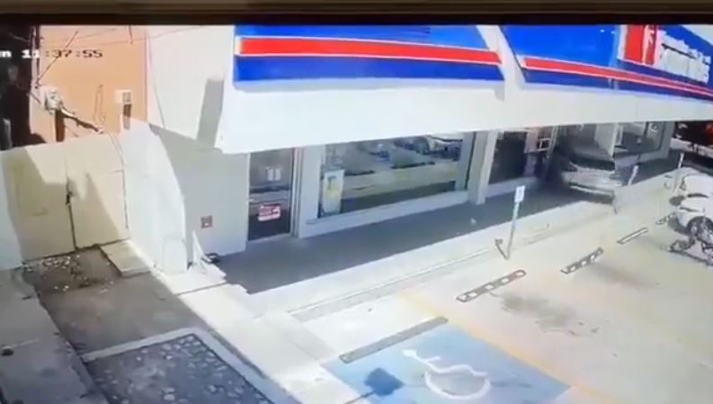 VIDEO: Conductor de 93 años pierde el control, arrolla a una mujer y termina en una farmacia