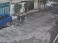 VIDEO: Jóvenes enfiestados ponchan llantas de vehículos por la madrugada