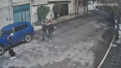 VIDEO: Jóvenes enfiestados ponchan llantas de vehículos por la madrugada