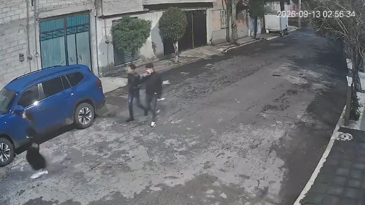 VIDEO: Jóvenes enfiestados ponchan llantas de vehículos por la madrugada