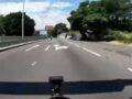 VIDEO: Biker manejaba como loco y se estrella contra la parte trasera de un auto
