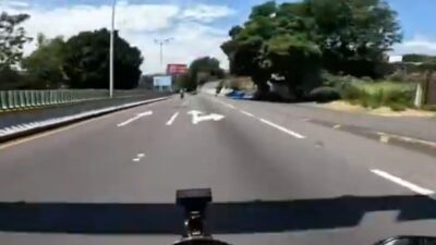 VIDEO: Biker manejaba como loco y se estrella contra la parte trasera de un auto