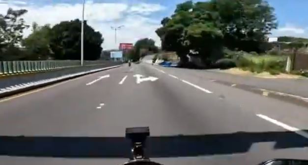 VIDEO: Biker manejaba como loco y se estrella contra la parte trasera de un auto