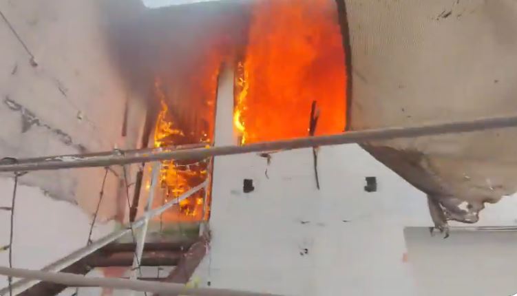 VIDEO: Sujeto fumó antes de salir y su colilla mal apagada provocó un incendio
