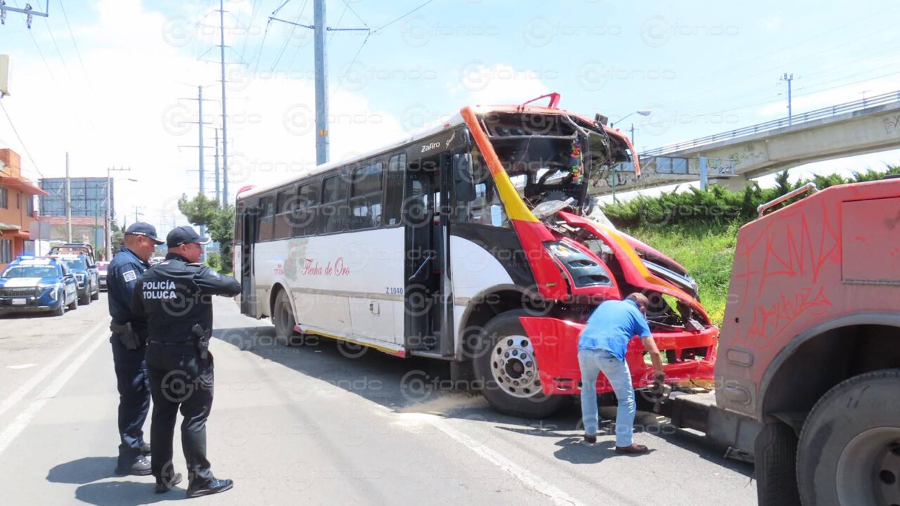 TERRIBLE. ‘Lalito’ manejaba un camión de transporte público, chocó al echar ‘carreritas’ y hoy murió