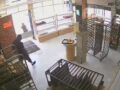VIDEO. ‘¿Quién se quiere morir?’; sujeto enloquecido ataca panadería y amenaza a empleados
