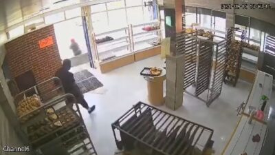 VIDEO. ‘¿Quién se quiere morir?’; sujeto enloquecido ataca panadería y amenaza a empleados