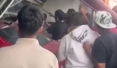 VIDEO. Vecinos apalean a conductor que arrolló a varias personas y se metió a una panadería en Edomex