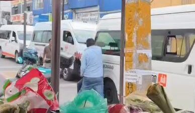 VIDEO: Choferes de combi se dan con todo y dan penoso show en la calle