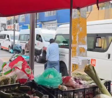 VIDEO: Choferes de combi se dan con todo y dan penoso show en la calle